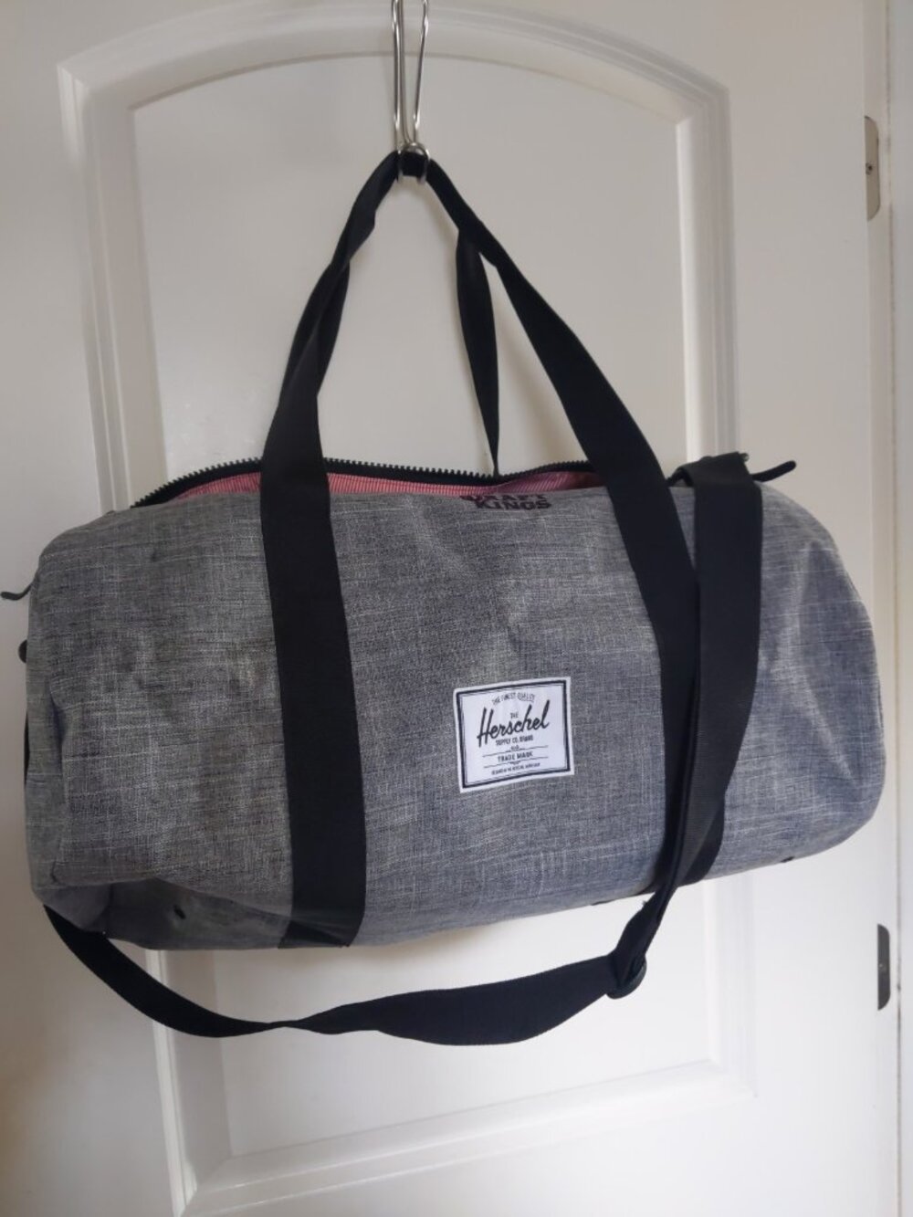herschel supply co sutton mid volume duffle bag in raven crosshatch / black